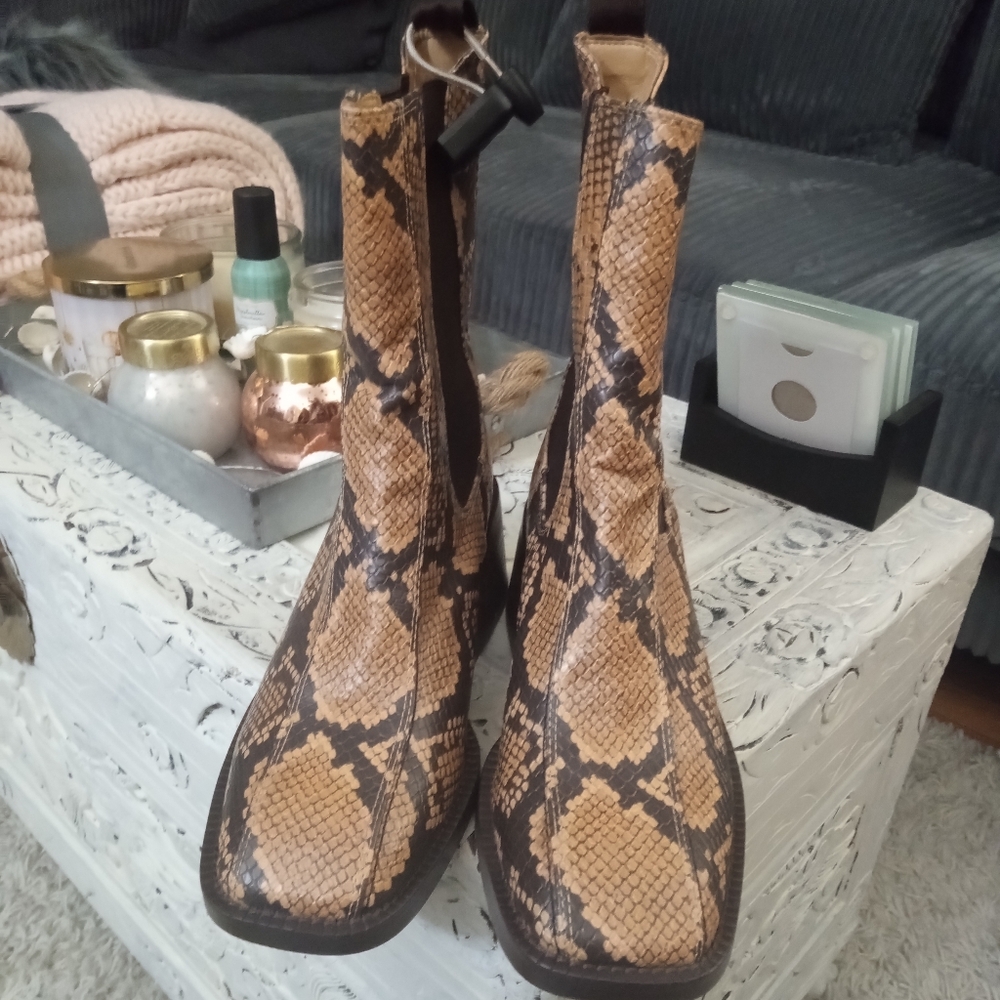 ⭐🆕Sam Edelman snake print booties - Picture 13 of 15